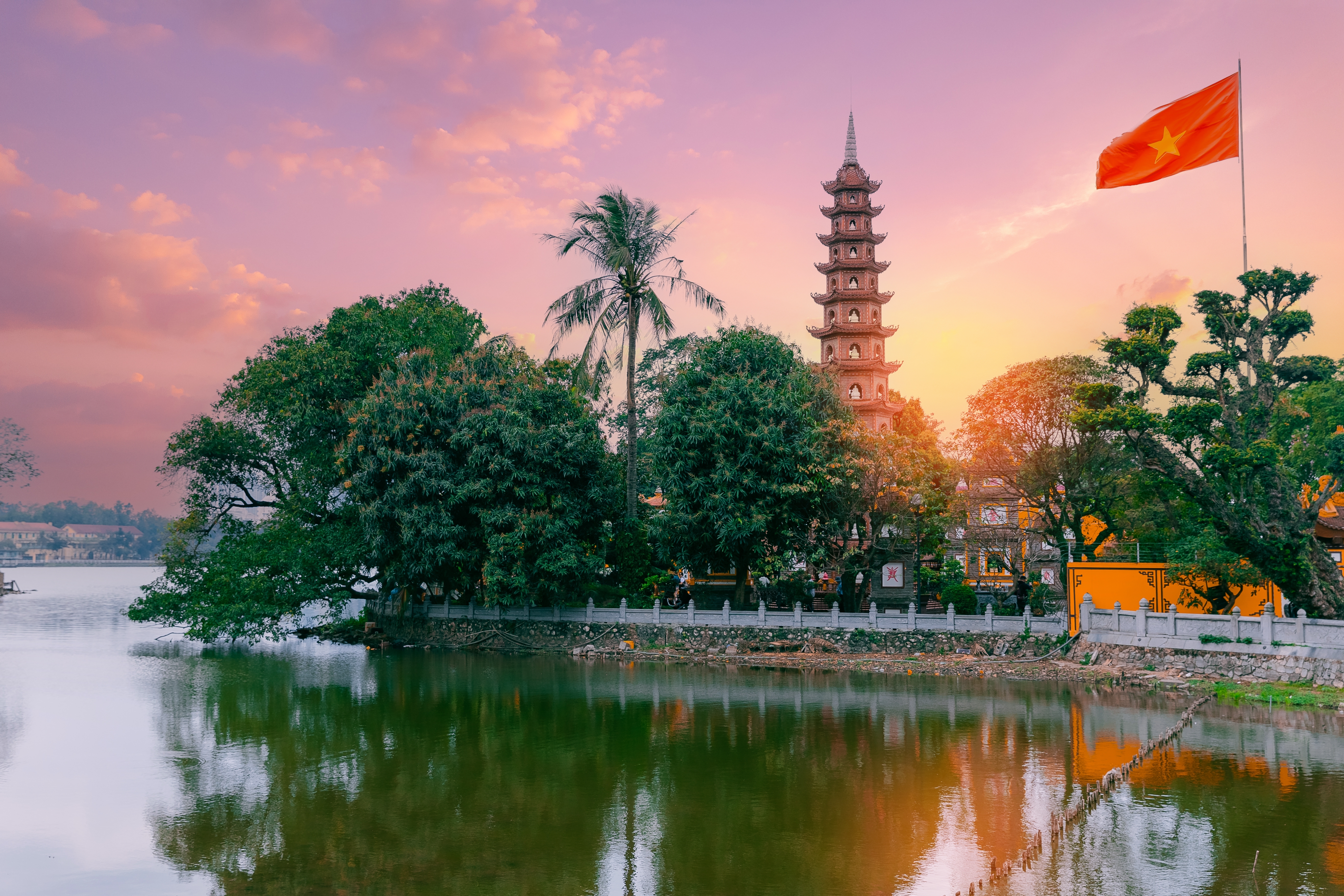 Tran,Quoc,Pagoda,At,Sunset,In,Hanoi,,Vietnam,With,Vietnamese